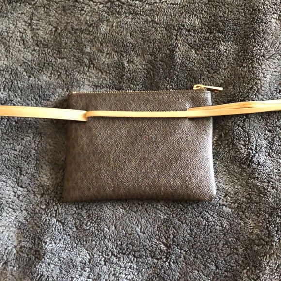 Michael Kors Signature Fanny Pack - Picture 5 of 13